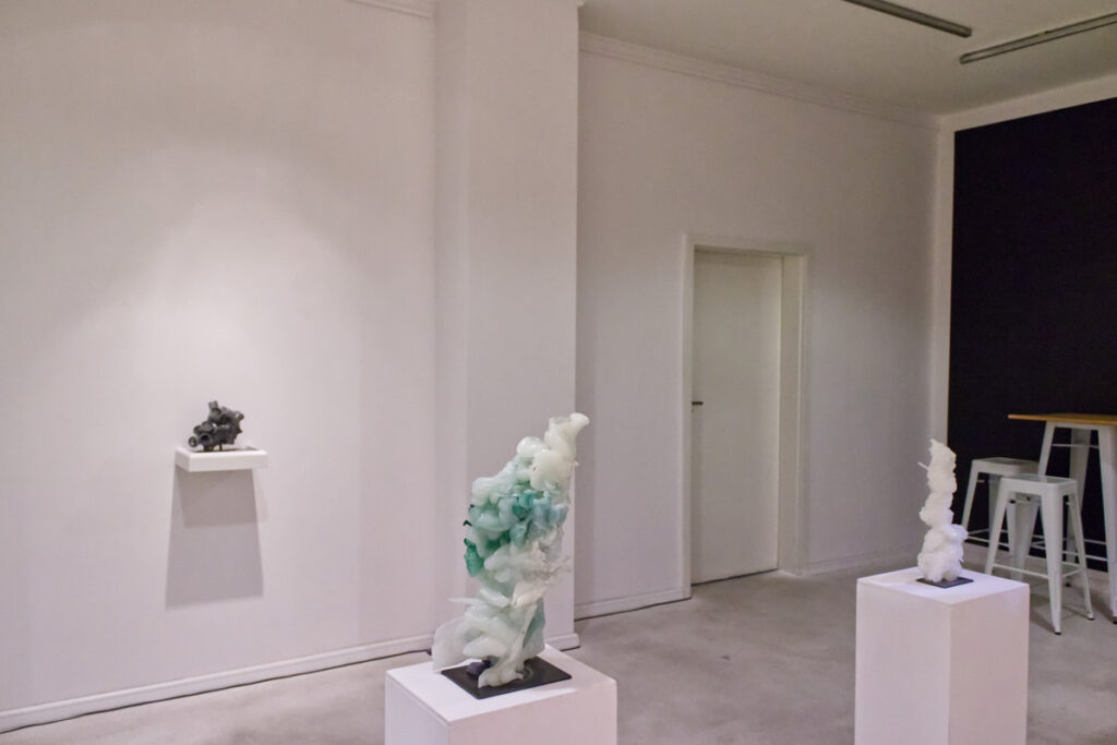 Zdjęcie sali z wystawy Resurrection of Plastics Aureliusa