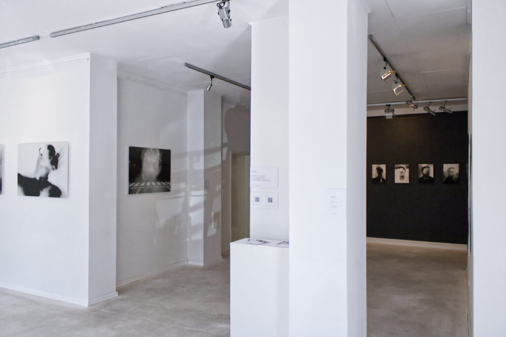 Zdjęcie sali z wystawy Relacja zdarzeń Arkadiusza Glegoły