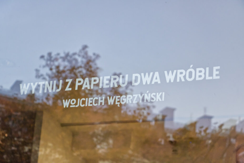 Zdjęcie ekspozycji wystawy Wytnij z papieru dwa wróble Wojciecha Węgrzyńskiego
