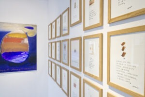 Zdjęcie z ekspozycji wystawy Wojciecha Węgrzyńskiego Wytnij z papieru dwa wróble