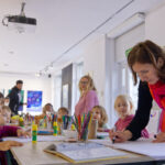 Zdjęcie z warsztatów z dziećmi podczas wystawy Wojciecha Węgrzyńskiego Wytnij z papieru dwa wróble
