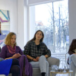 Zdjęcie ze spotkania z artystką Paulą Jaszczyk podczas wystawy Już będzie inaczej Już będzie trudniej. Paula Juszczyk mówi w kierunku publiczności