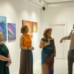 Otwarcie wystawy. Kierowniczka i kordynatorka galeriii obok artystów - Joanny Pegieer i Roberta Toczewskiego. Artyści mają mikrofony w ręku