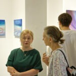 Lala wystawiennicza. Kierowniczka galerii rozmawia z gośćmi