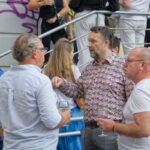 Przed wejściem do galerii. Współautor wystawy Robert Toczewski rozmawia z gośćmi