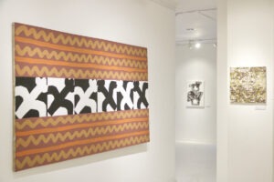 Ekspozycja wystawy "Paint and Print?". Na pierwszym planie abstrakcyjny brązowo-fioletowo-biało-czarny obraz.