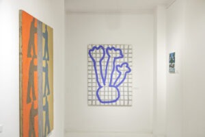 Ekspozycja wystawy "Paint and Print?". Na ścianie obraz przedstawiający obiekt przypominający kwiaty w wazonie.