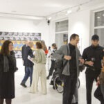 Wernisaż wystawy "Paint and Print?". W kadrze grupa ludzi rozmawia i podziwia prace.