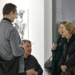 Wernisaż wystawy "Paint and Print?". W kadrze rozmawia prof. Rysiński, jego asysten i dwie kobiety.