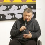 Wernisaż wystawy "Paint and Print?". Prof. Rysiński mówi do mikrofonu.