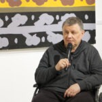 Wernisaż wystawy "Paint and Print?". Prof. Rysiński mówi do mikrofonu.