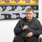 Wernisaż wystawy "Paint and Print?". Prof. Rysiński mówi do mikrofonu.
