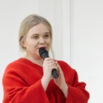 Wernisaż wystawy "Paint and Print?". W kadrze przemawiająca do mikrofonu kierowniczka Apteki Sztuki Katarzyna Soboń.