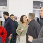 Wernisaż wystawy "Paint and Print?". W kadrze koordynatorka wystawy Magdalena Krowicka rozmawia z mężczyzną.