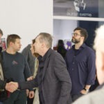 Wernisaż wystawy "Paint and Print?". W kadrze dwóch mężczyzn podaje sobie dłoń.