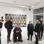 Wernisaż wystawy "Paint and Print?". W kadrze prof. Rysiński rozmawiający z mężczyzną. Obok mężczyzna pozuje do zdjęcia.