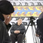 Wernisaż wystawy "Paint and Print?". W kadrze prof. Rysiński rozmawia z mężczyzną.