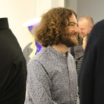Wernisaż wystawy "Świątynia Gochos". W kadrze uśmiechnięty autor wystawy- Krzysztof Ostrzeszewicz.