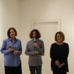 Przemawiający podczas wernisażu artysta Krzysztof Ostrzeszewicz, kuratorka Anna Rudnicka i koordynatorka Magdalena Krowicka.