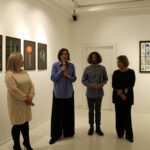 Artysta Krzysztof Ostrzeszewicz, kuratorka Anna Rudnicka, kierowniczka galerii Katarzyna Soboń i przemawiająca do mikrofonu koordynatorka Magdalena Krowicka.
