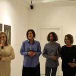 Artysta Krzysztof Ostrzeszewicz, kuratorka Anna Rudnicka, przemawiająca do mikrofonu kierowniczka galerii Katarzyna Soboń i koordynatorka Magdalena Krowicka.