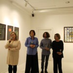 Artysta Krzysztof Ostrzeszewicz, kuratorka Anna Rudnicka, przemawiająca do mikrofonu kierowniczka galerii Katarzyna Soboń i koordynatorka Magdalena Krowicka.