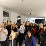Wernisaż wystawy "Świątynia Gochos". Goście słuchają przemówienia artysty.