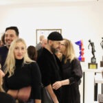 Wernisaż wystawy "Świątynia Gochos". Goście rozmawiają i podziwiają prace.